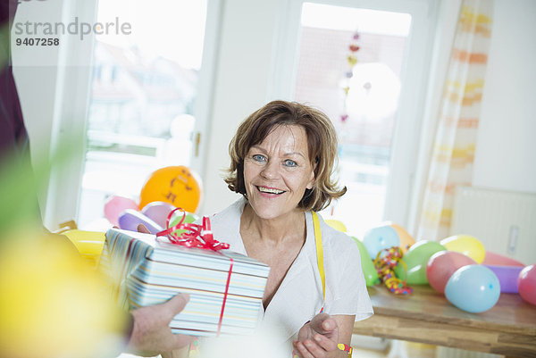 Geschenk Senior Senioren Frau Mann lächeln über Geburtstag