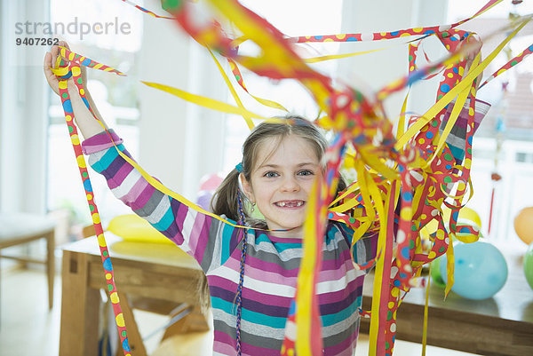 Portrait Papier lächeln Party Geburtstag Luftschlange Mädchen