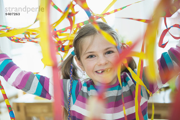 Portrait Papier lächeln Party Geburtstag Luftschlange Mädchen