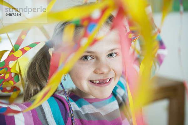 Portrait Papier lächeln Party Geburtstag Luftschlange Mädchen