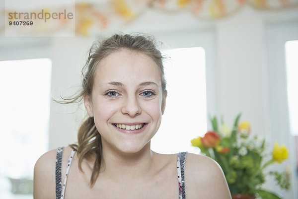 Portrait lächeln Zimmer Mädchen Wohnzimmer