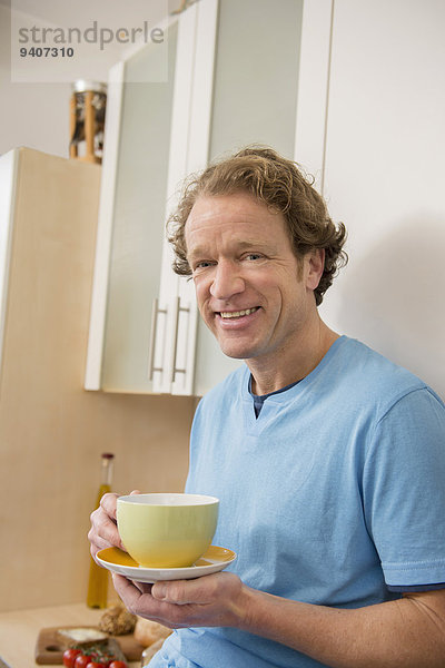 Mann Tasse lächeln Küche Kaffee