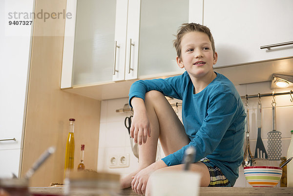 sitzend Junge - Person Küche Tresen
