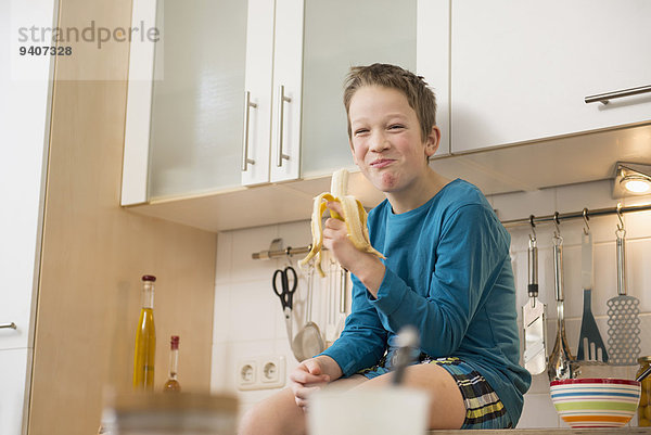 Junge - Person Banane Küche essen essend isst