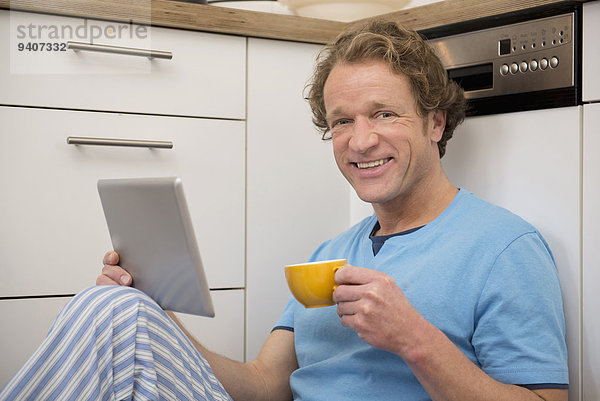 benutzen Mann Schlafanzug Küche Tablet PC