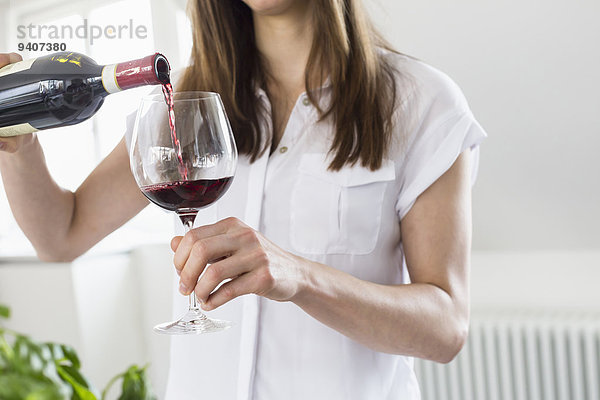 Frau Glas eingießen einschenken Wein Close-up Mittelpunkt Erwachsener