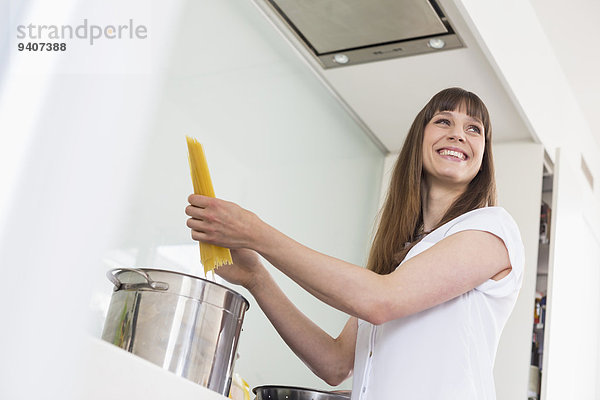 kochen Frau lächeln Küche Mittelpunkt Erwachsener