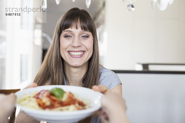 Portrait Frau lächeln Teller Spaghetti