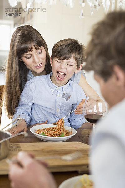 Junge - Person jung Spaghetti essen essend isst Mittagessen