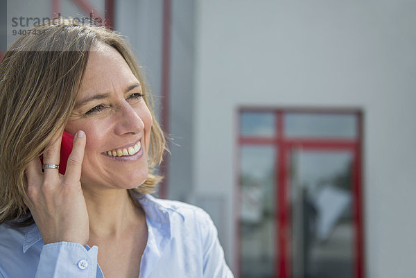 Geschäftsfrau sprechen lächeln Smartphone