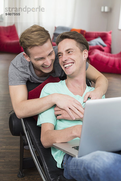 benutzen Notebook Stuhl lächeln Homosexualität Terrasse
