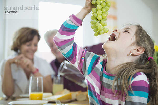 lächeln Großeltern Enkeltochter Gericht Mahlzeit