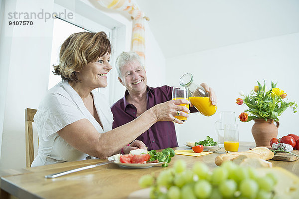 Senior Senioren lächeln Gericht Mahlzeit