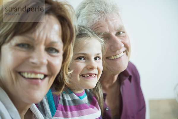 Portrait lächeln Großeltern Enkeltochter