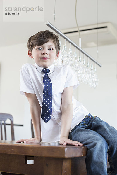 sitzend Portrait Junge - Person Tisch