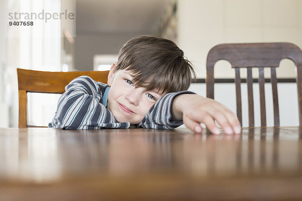 Holztisch angelehnt Portrait lächeln Junge - Person