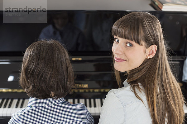 Close-up Klavier Tochter Mutter - Mensch spielen