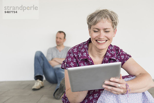 sitzend benutzen Frau Mann Hintergrund reifer Erwachsene reife Erwachsene Tablet PC