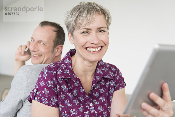 Handy benutzen Frau Mann sprechen lächeln reifer Erwachsene reife Erwachsene Tablet PC