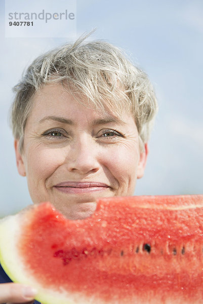 Portrait Frau lächeln halten reifer Erwachsene reife Erwachsene Wassermelone