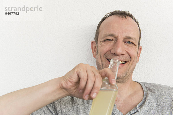 Portrait Mann Getränk lächeln reifer Erwachsene reife Erwachsene trinken Flasche
