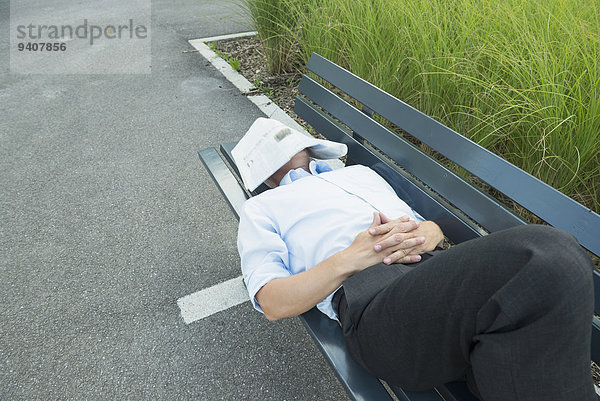 Mann bedecken schlafen Sitzbank Bank Zeitung