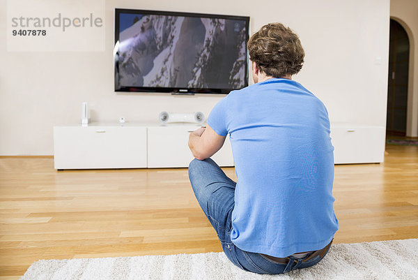 Interior zu Hause Mann sehen Fernsehen