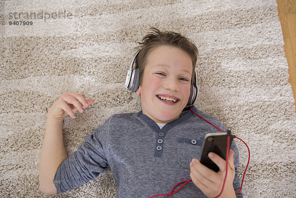 Interior zu Hause zuhören Junge - Person Musik Klassisches Konzert Klassik Smartphone