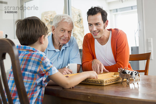 Menschlicher Vater Sohn Großvater Backgammon spielen