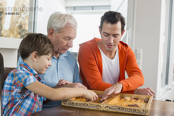 Menschlicher Vater Sohn Großvater Backgammon spielen