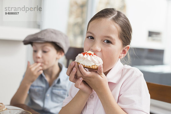 Portrait braunhaarig Kuchen essen essend isst Mädchen