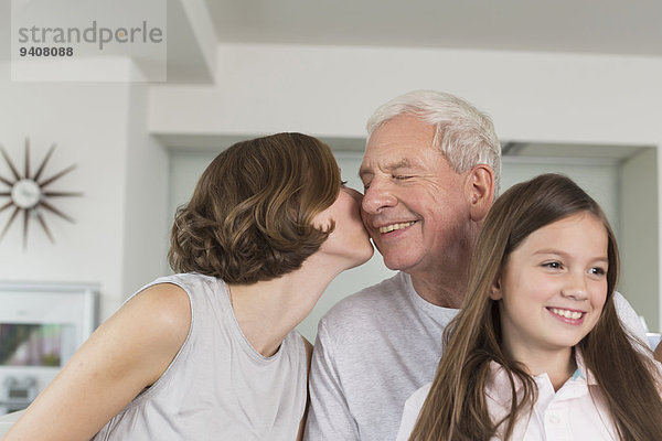 Menschlicher Vater küssen Enkeltochter Tochter Seitenansicht Erwachsener