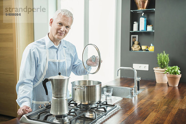 Portrait Mann Lebensmittel lächeln Vorbereitung Küche reifer Erwachsene reife Erwachsene
