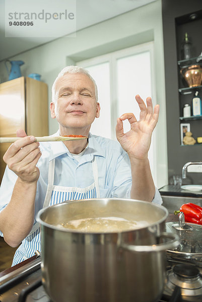Mann Lebensmittel Vorbereitung Küche reifer Erwachsene reife Erwachsene
