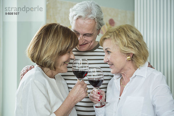 Freundschaft Glas lächeln Wein trinken