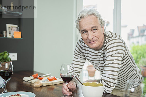 Portrait Mann Glas lächeln Wein Küche halten reifer Erwachsene reife Erwachsene