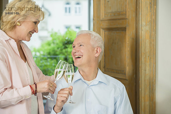 lächeln Wein glitzern zuprosten anstoßen