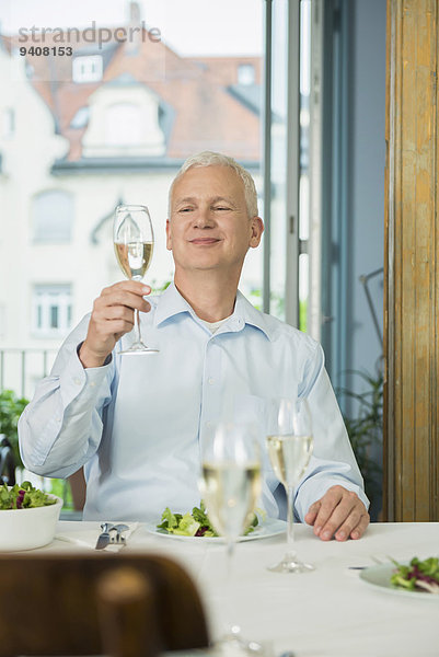 Mann Glas lächeln Wein halten reifer Erwachsene reife Erwachsene glitzern