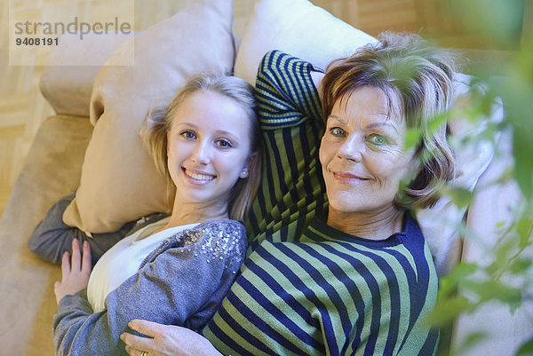 Portrait Entspannung lächeln Enkeltochter Großmutter Couch