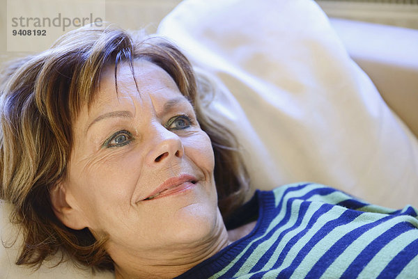 Senior Senioren Frau Entspannung lächeln tagträumen Couch