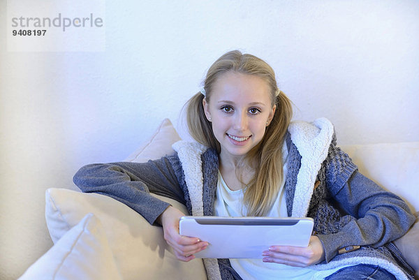 benutzen Jugendlicher lächeln Tablet PC Couch Mädchen
