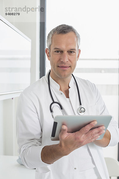 Portrait Arzt halten Tablet PC