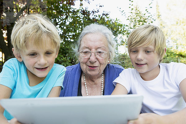 Computer sehen Großmutter Enkelsohn 2 Tablet PC
