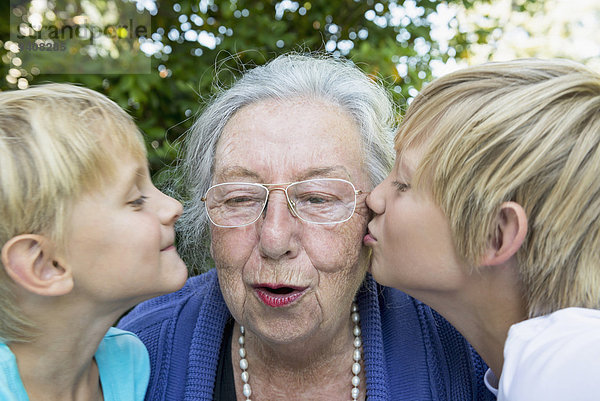 küssen Close-up Großmutter Enkelsohn