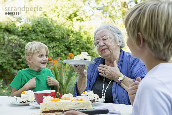 Großmutter Enkelsohn Kuchen 2 Sahne