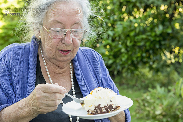 Senior Senioren Kuchen essen essend isst Sahne