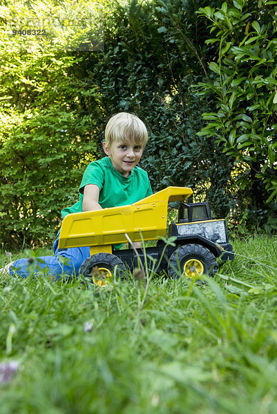 Junge - Person Auto Spielzeug Garten jung spielen