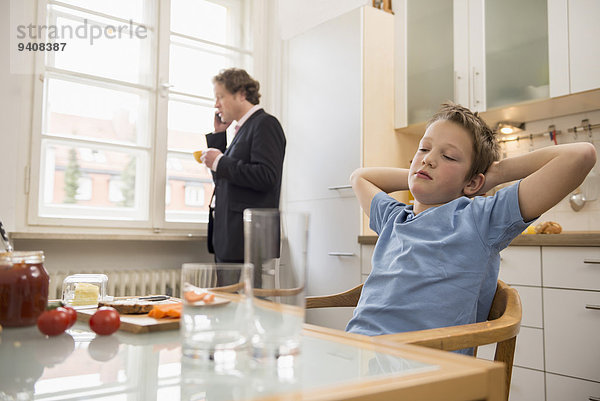 Langeweile Junge - Person Menschlicher Vater Küche Hintergrund telefonieren