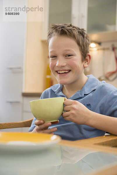 Portrait Tasse lächeln Junge - Person Küche halten