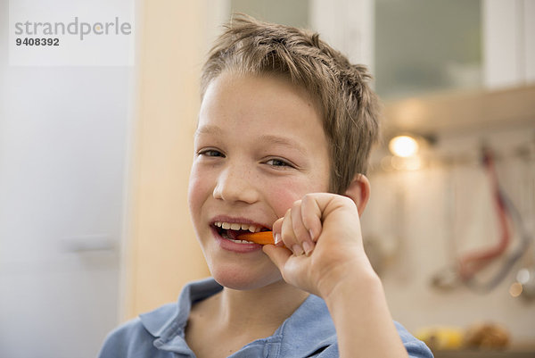 Portrait lächeln Junge - Person Möhre essen essend isst